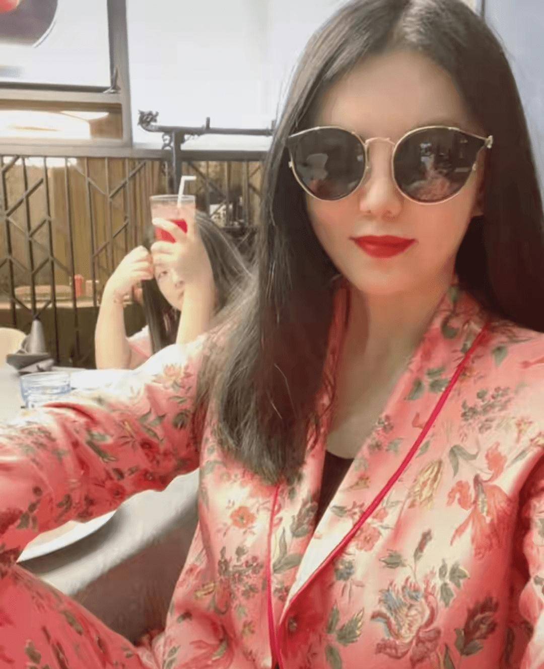 显得|李湘还在营销贵妇人设，p的没半点皱纹，女儿反而打扮的土了