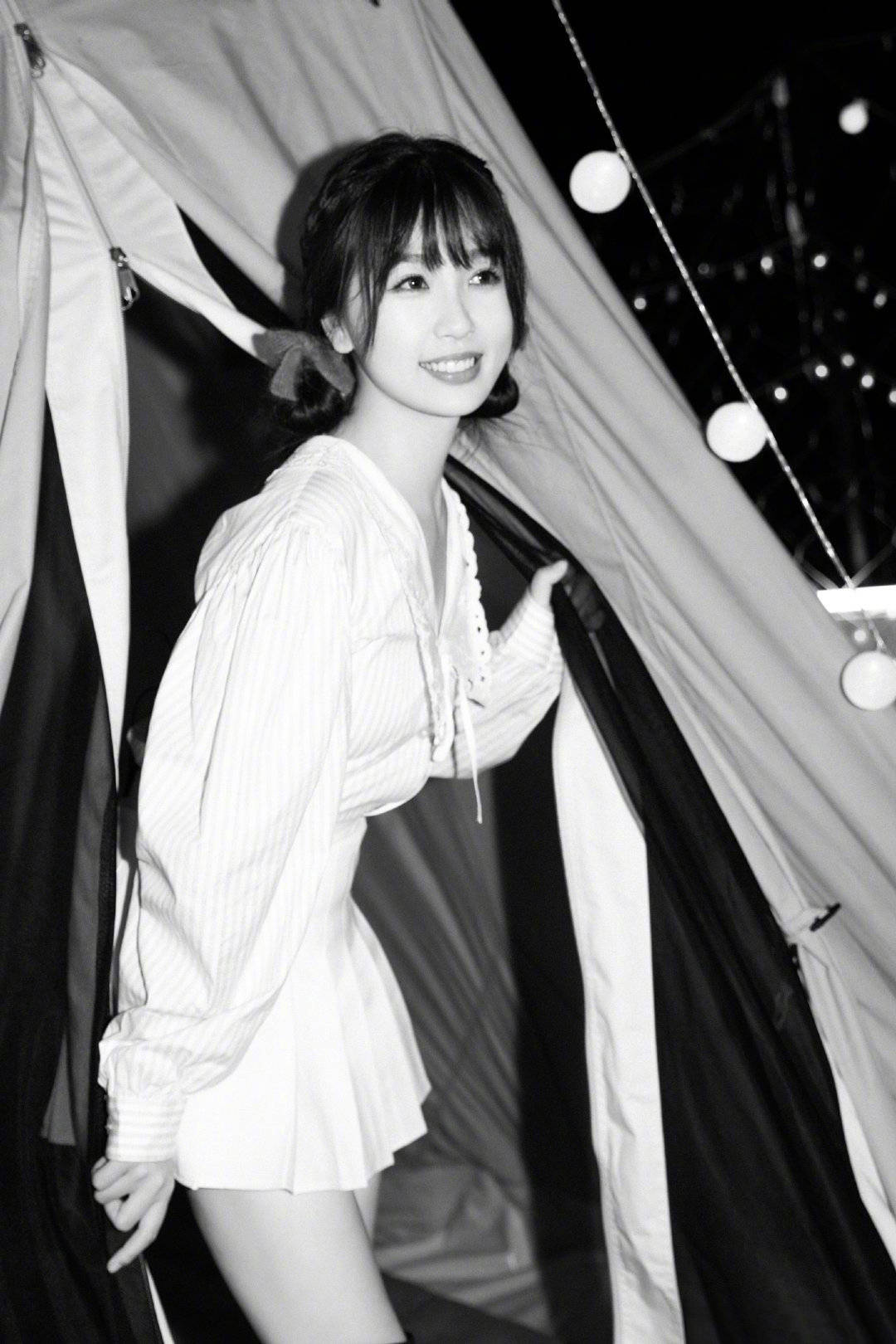 条纹|秋季衬衫如何挑选+穿搭？刘雯8套衬衫私服，教你走路带风、潇洒优雅