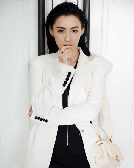 西装|美腿不输年轻人，有三娃的张柏芝也不消停，穿塑腰西装还要配短裤