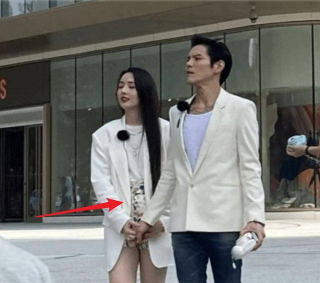 向太生|郭碧婷怀二胎了？带女儿游玩腹部凸起明显，曾答应向太生三个孩子！