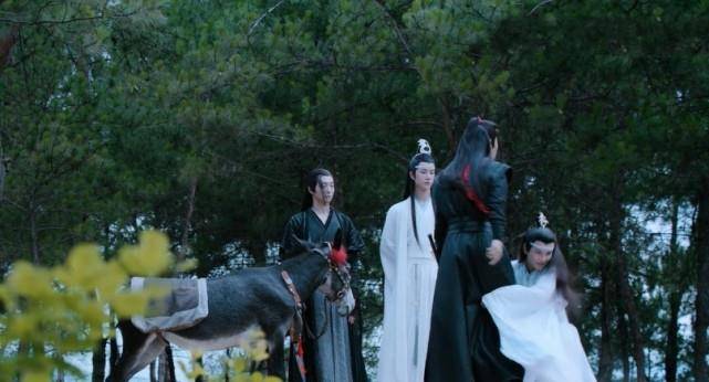 关系|思追抱魏无羡大腿,魏婴和蓝湛对视,谁注意温宁在干嘛?太细节