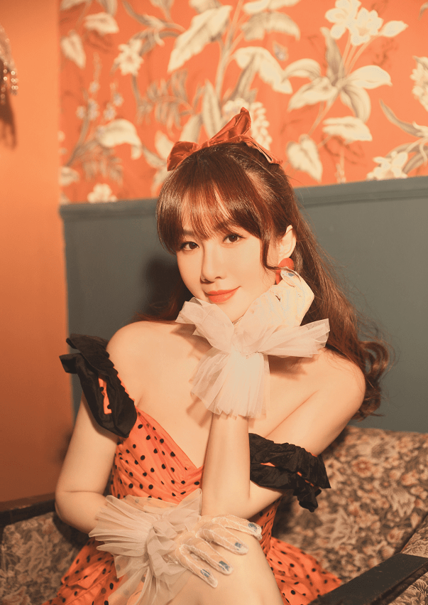 邱淑贞|“邱淑贞接班人”挺娇嫩，穿橘色波点裙配蝴蝶结，瞧瞧别人的38岁