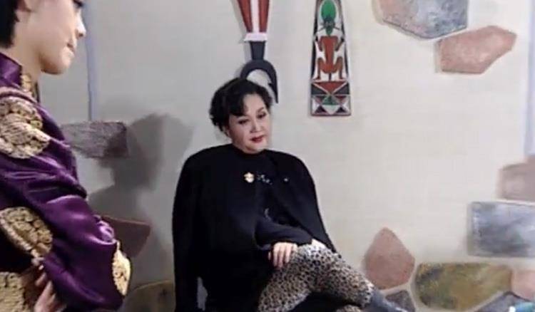 李谷一|李谷一罕见近照发福，妆容精致一脸富态，穿豹纹跷二郎腿气场足