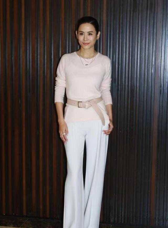 宣萱|50岁宣萱越老越美,穿浅粉针织衫配白色阔腿裤亮相,优雅又减龄