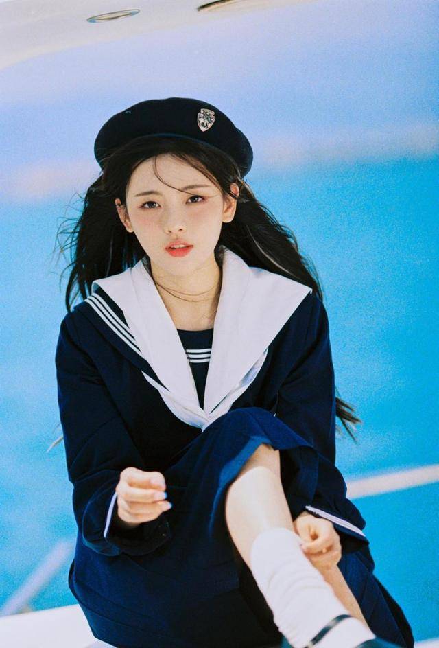 水手服|杨超越化身“漫画少女”，穿水手装看起来清纯可爱，少女感满满