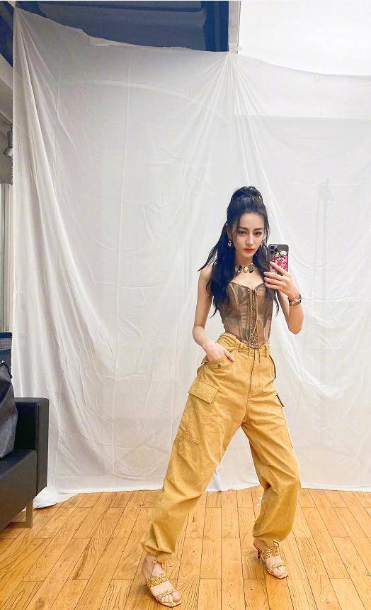 身材|迪丽热巴大秀舞姿，紧身吊带装露小香肩，大长腿蜜桃臀抢镜