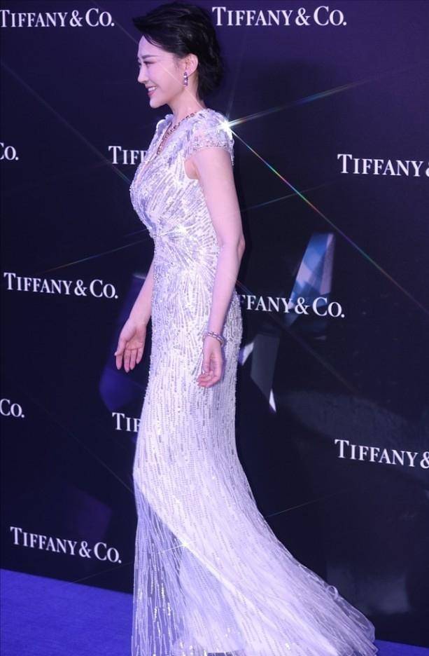 的优点|许晴的状态过分了，穿“钻石裙”微微一笑宛如少女，优雅气质太绝