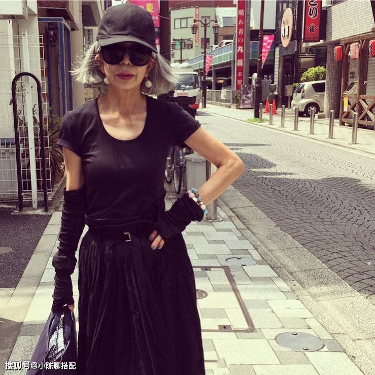 年龄段|黑色凭什么不老气?看这个时尚界的宝藏奶奶就知道,太会穿了