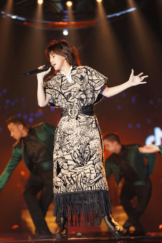 孙燕姿|孟美岐、孙燕姿都挺有气质的,虽然两人年龄差挺多,但各有各的美