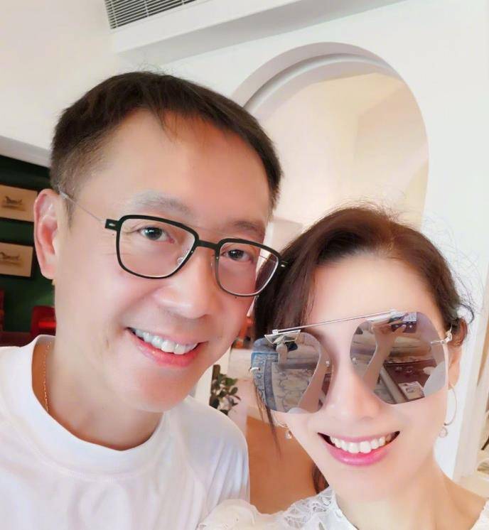 元素|李嘉欣为百亿老公庆生，两人穿搭低调甜蜜对视，结婚13年还秀恩爱