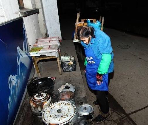 因为|老奶奶校门口卖“最便宜”早餐,5毛一份,路人:有钱也不会买!