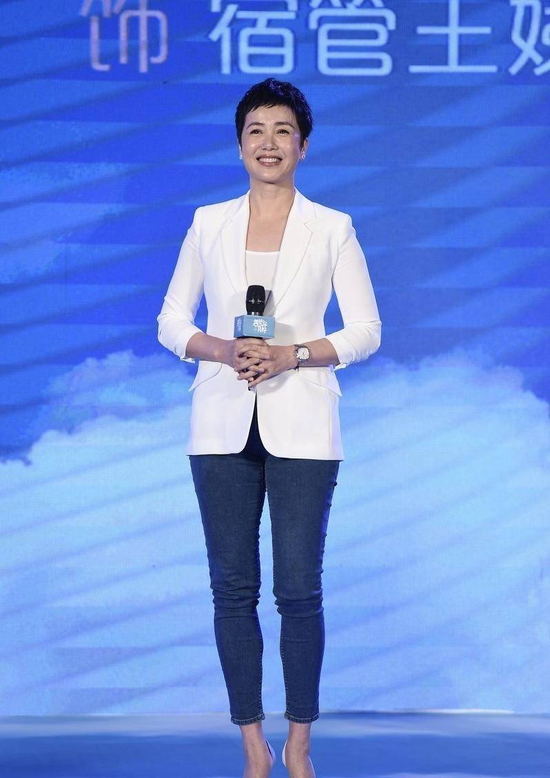 颜色|蒋雯丽真是越老越有气场,白色西装配牛仔裤干练利落,气场全开