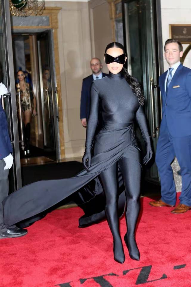 黑色|金卡戴珊终于舍得拿下头套！戴墨镜穿紧身衣cos猫女秀翘臀，超性感