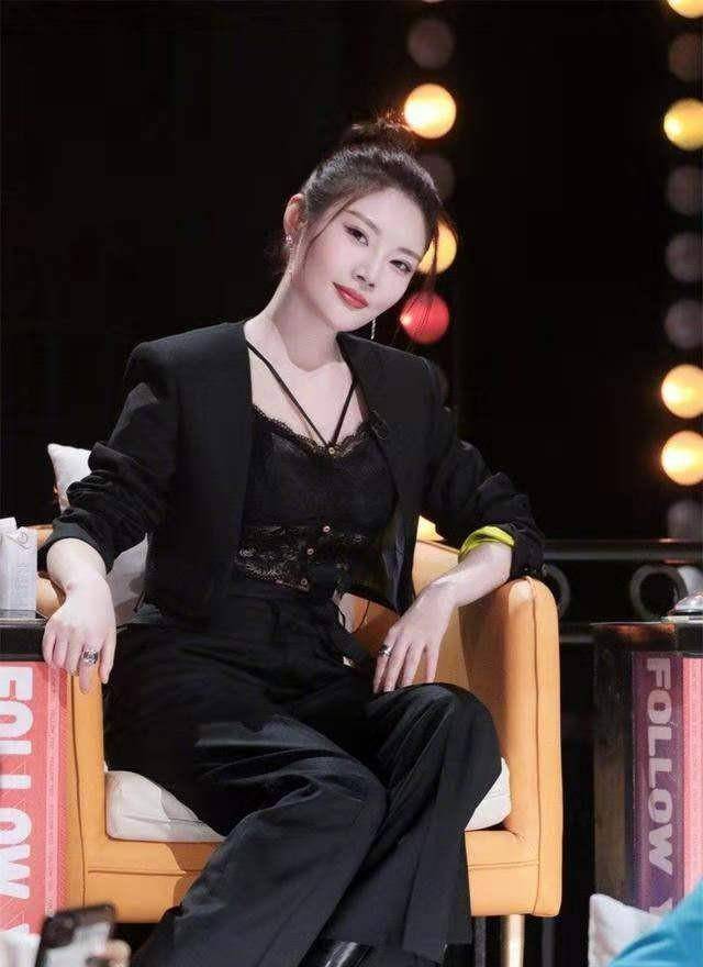 设计|徐冬冬穿衣挺“放得开”，穿西装露出蕾丝内搭，身材好就是占便宜