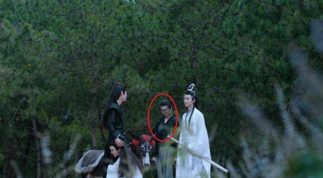 关系|思追抱魏无羡大腿,魏婴和蓝湛对视,谁注意温宁在干嘛?太细节