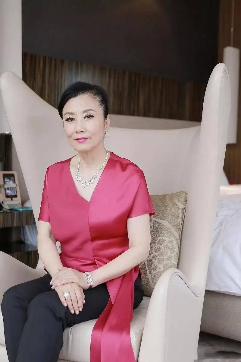 汪明荃又引领一波"奶奶时尚",穿玫红上衣配小黑裤,时髦又精致