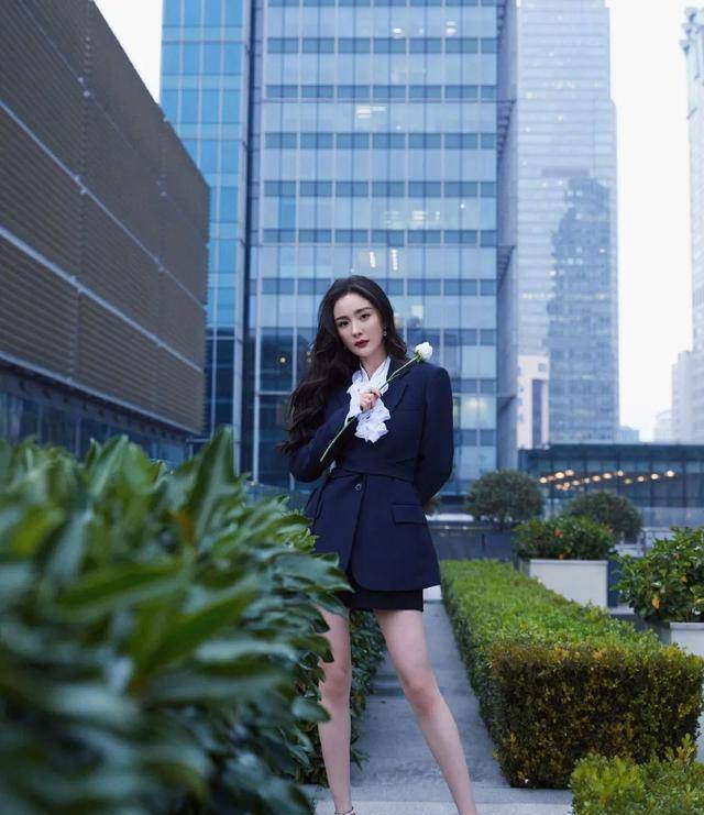 状态|唐嫣的腿不是腿，塞纳河畔的春水
