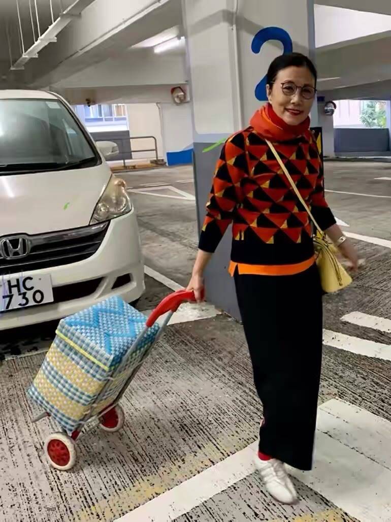 整体|汪明荃又引领一波“奶奶时尚”，穿玫红上衣配小黑裤，时髦又精致