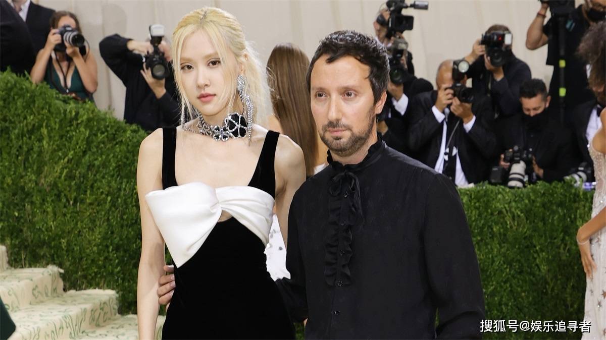 Gigi Hadid追星blackpink Rose成功 两人发布亲密合照 粉紫色