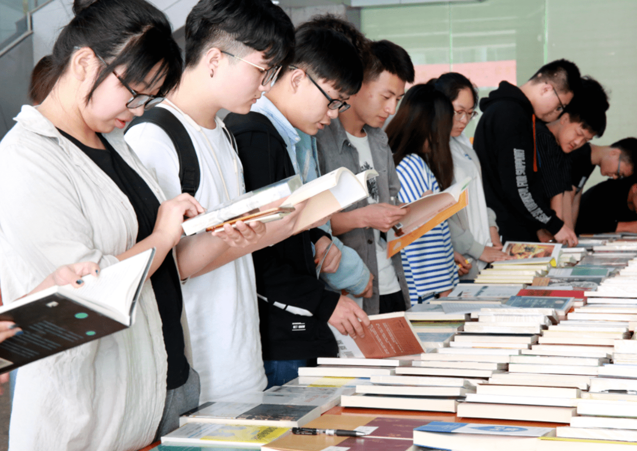 笔者想说,查寝视频中的嚣张态度确实是张美玉和其他五位副部长的错,但