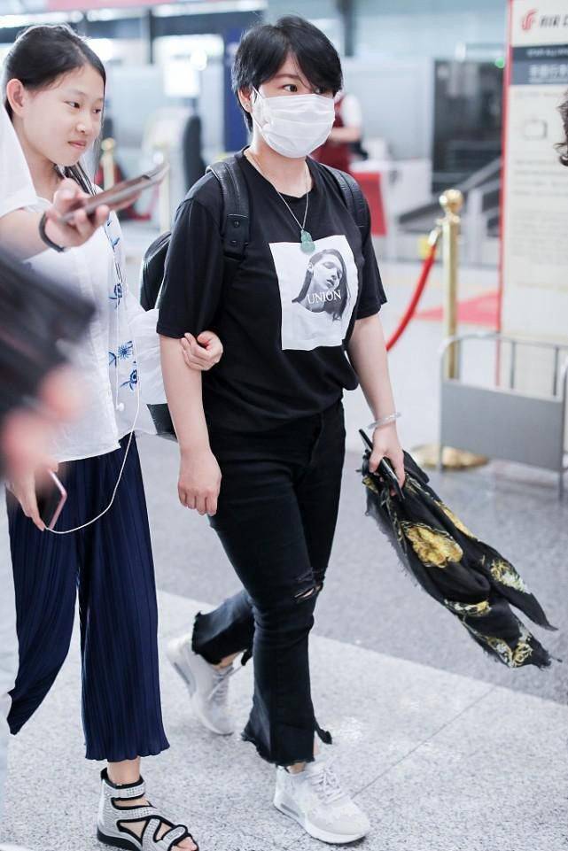 沈春阳|小沈阳女儿真长大了，身高赶上妈妈沈春阳，穿得休闲清新挺时髦