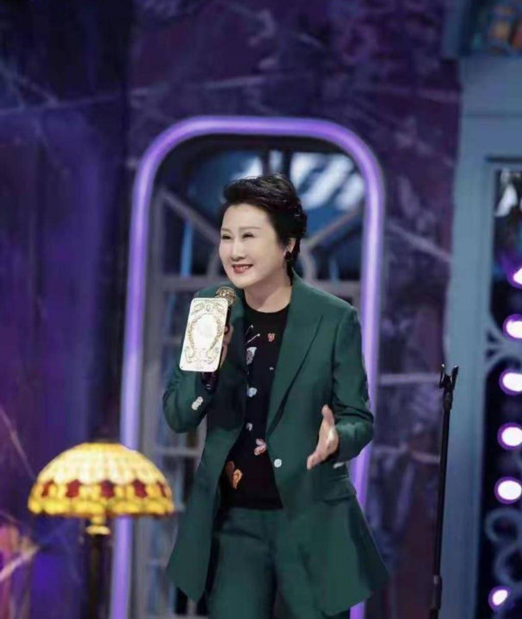 卡通|58岁张凯丽太会穿衣了，穿墨绿西装优雅时尚，端坐台上hold住全场