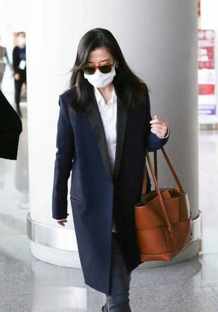 大衣|梅婷穿大衣戴墨镜拎包，超美时尚穿搭！