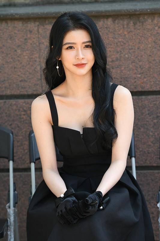 蔡卓希|蔡卓希看不出离过婚，穿黑裙好妩媚，但“苍蝇腿睫毛”好减分