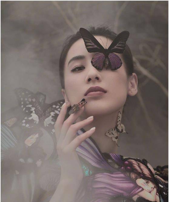 样式|黄圣依真拼，坐“鸟窝”里拍写真，奇趣穿搭化身“鸟宝宝”！