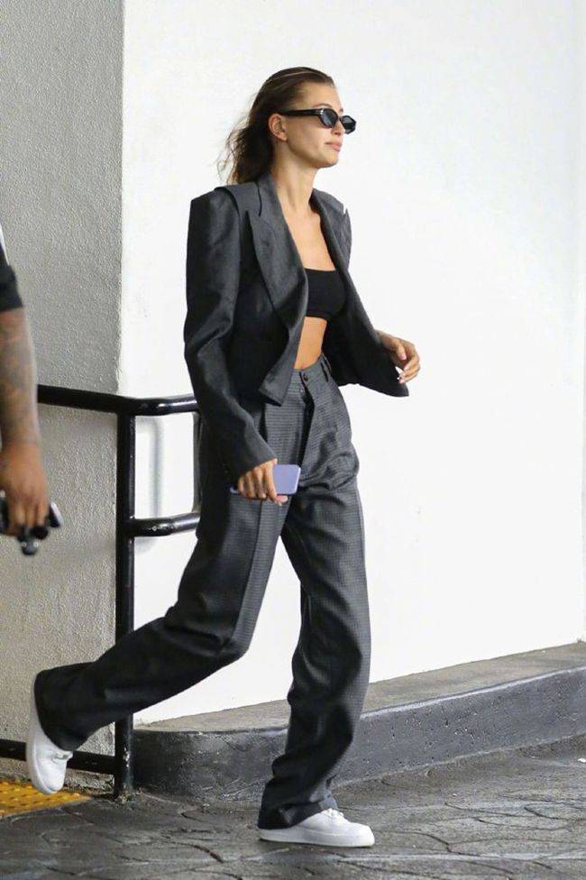 身材|比伯夫妇走红毯，1米71海莉穿黑裙身材全场瞩目，太长脸了