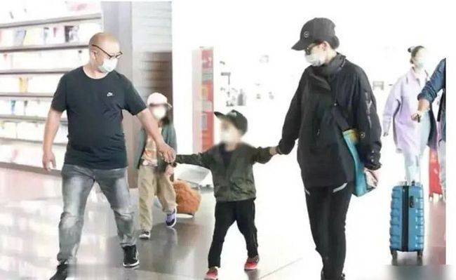 大衣|梅婷穿大衣戴墨镜拎包，超美时尚穿搭！