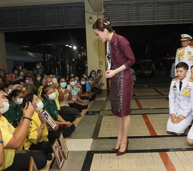 曲线|苏提达王后穿红裙亮相，身材胖了好多，侧面看有小肚腩了