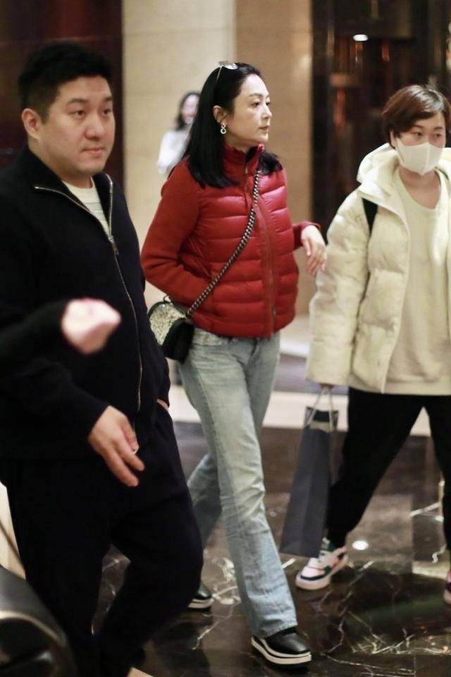 颜色|这才是陈红的真实样，不美颜不修图，脸上皱纹丛生腰间赘肉泛滥！