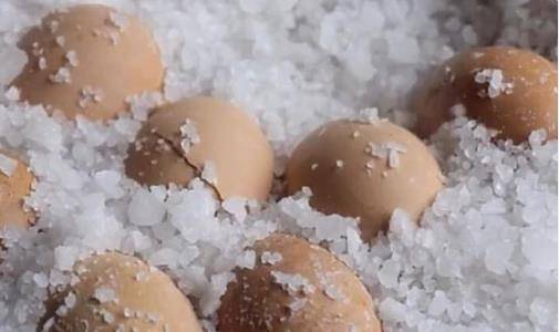 盛出|3斤鸡蛋5斤盐,不煮不蒸不炒不加一滴水,出锅后全家流口水!