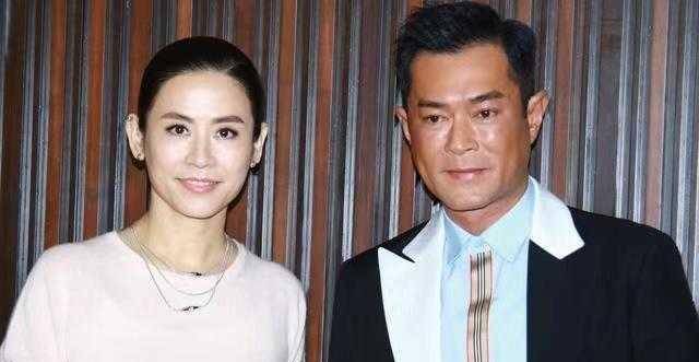 宣萱|50岁宣萱越老越美,穿浅粉针织衫配白色阔腿裤亮相,优雅又减龄