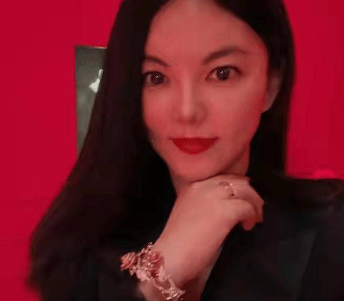 显得|李湘还在营销贵妇人设，p的没半点皱纹，女儿反而打扮的土了
