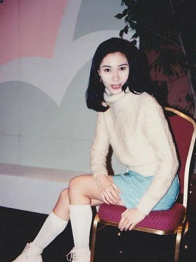 面料|硬核穿搭就服李嘉欣，玫粉小皮裙搭短靴，尽显“阔太”气场范