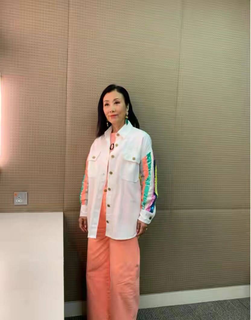 整体|汪明荃又引领一波“奶奶时尚”，穿玫红上衣配小黑裤，时髦又精致