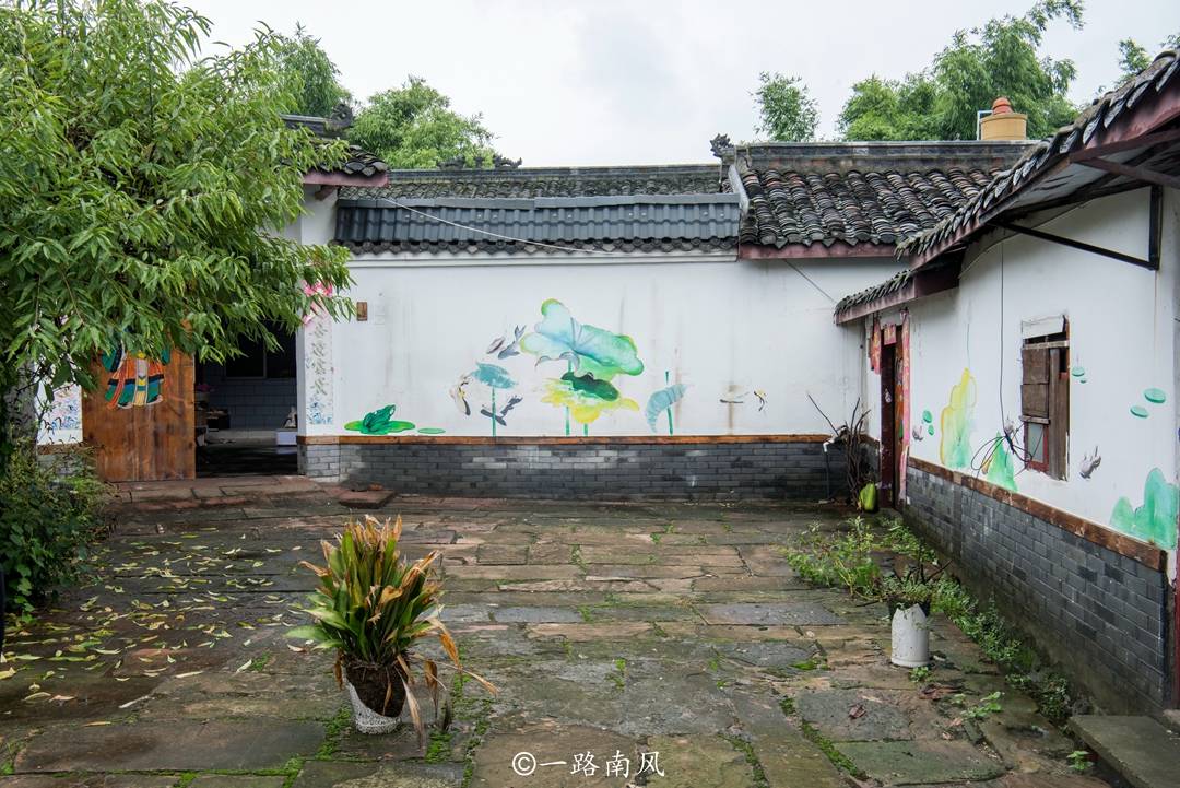 四川|四川绵竹“川西第一村”，家家户户贴年画，农民靠年画发家致富