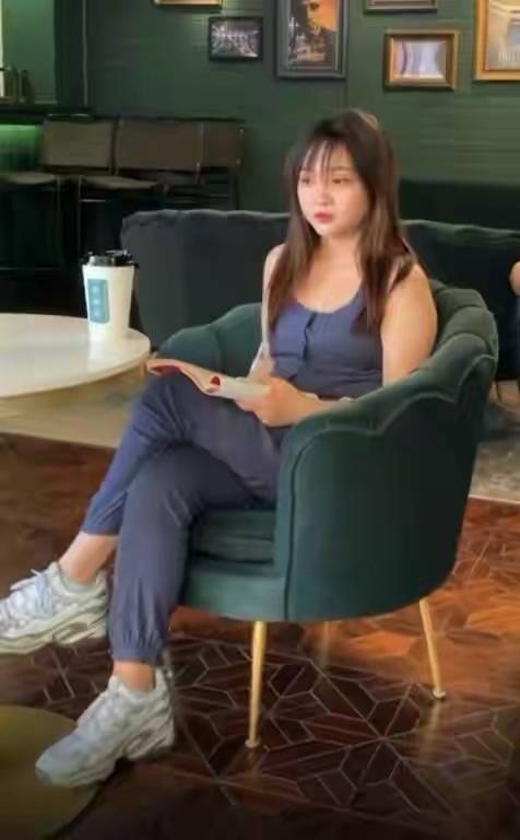感觉|林妙可在豪车里化妆，涂红唇刻意打扮成熟，才21就一副大妈身材！