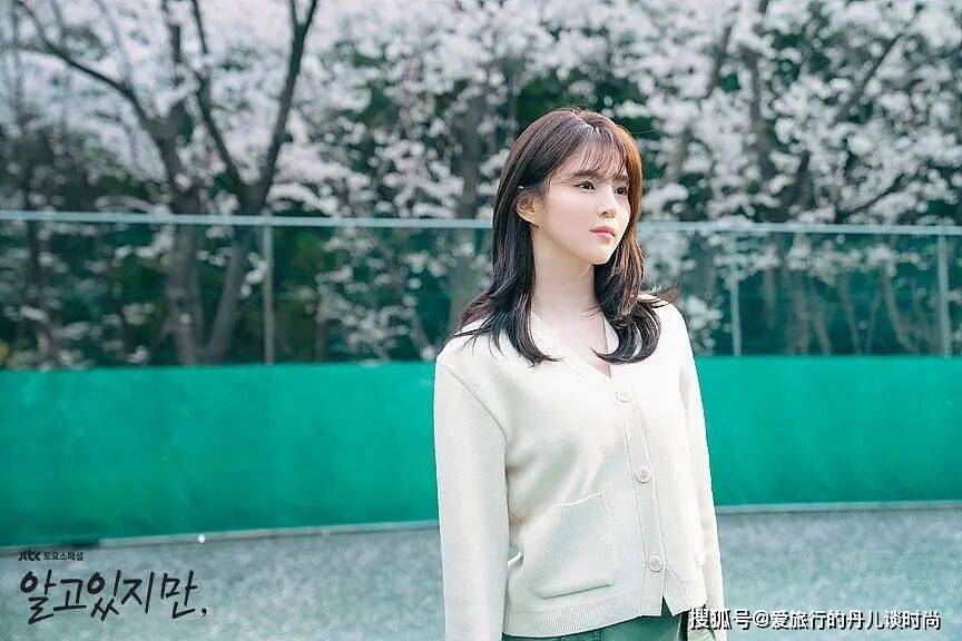 颜色|跟着韩剧《无法抗拒的他》学穿搭，韩素希的时尚减龄穿搭大合集