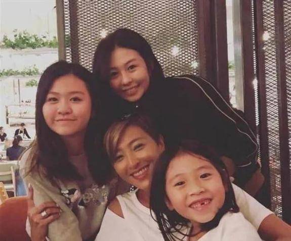 名媛|沈月晒庆生照,脖子里挂着6条珍珠项链奢华至极,7位闺蜜成为陪衬