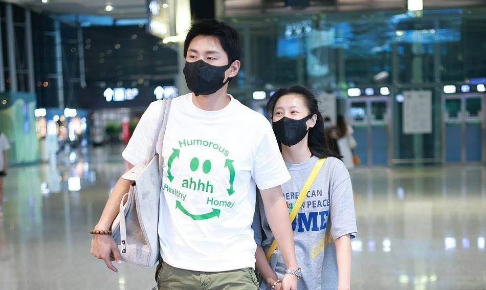 王彦霖|王彦霖夫妇婚后机场首秀，穿T恤全程牵手好含羞，却被调侃像父女