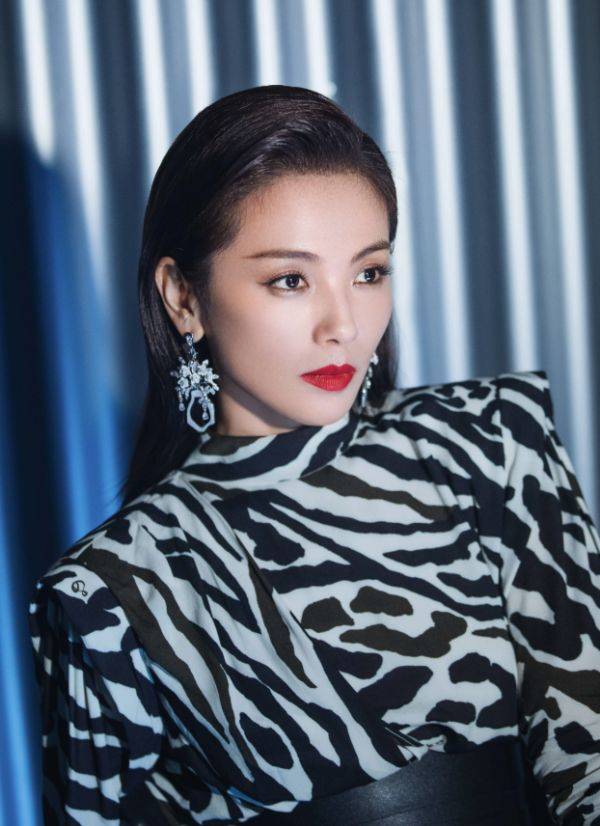 整体|刘涛斑马纹连衣裙大片,黑色束腰勾勒窈窕身姿,大背头气场强