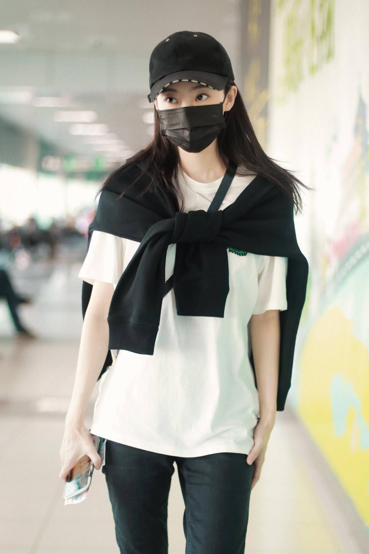 贾玲游|张小斐和贾玲游环球影城，姐妹俩都瘦了，小斐穿白T恤都快撑不起