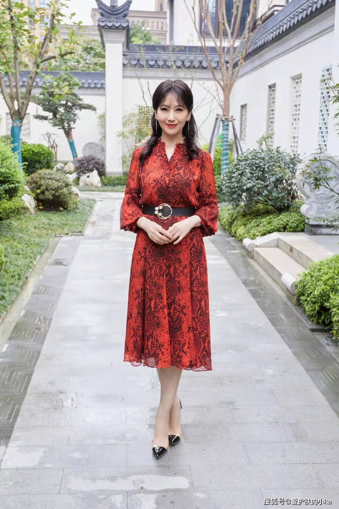 黑色|66岁赵雅芝穿得跟个小姑娘似的,红色毛衣配皮裤,就是鞋子也很潮