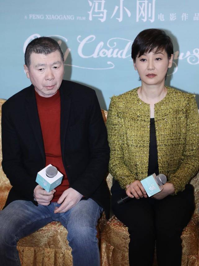 休闲风|徐帆挺会穿的，用黑色领巾遮颈纹显年轻，老公冯小刚看着比她还白
