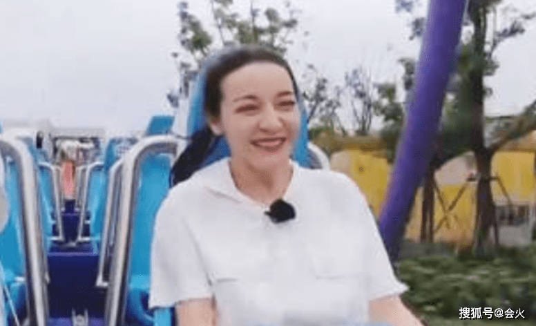 胆子|周冬雨悬崖边石头上拍照！仅用一根绳子拴在腰部，单腿站立好大胆