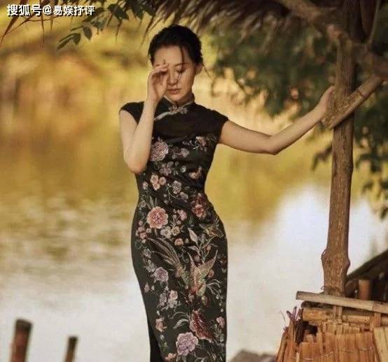 短裙|许晴一身白色的西装短裙，年过半百，也丝毫阻挡不了她的魅力！