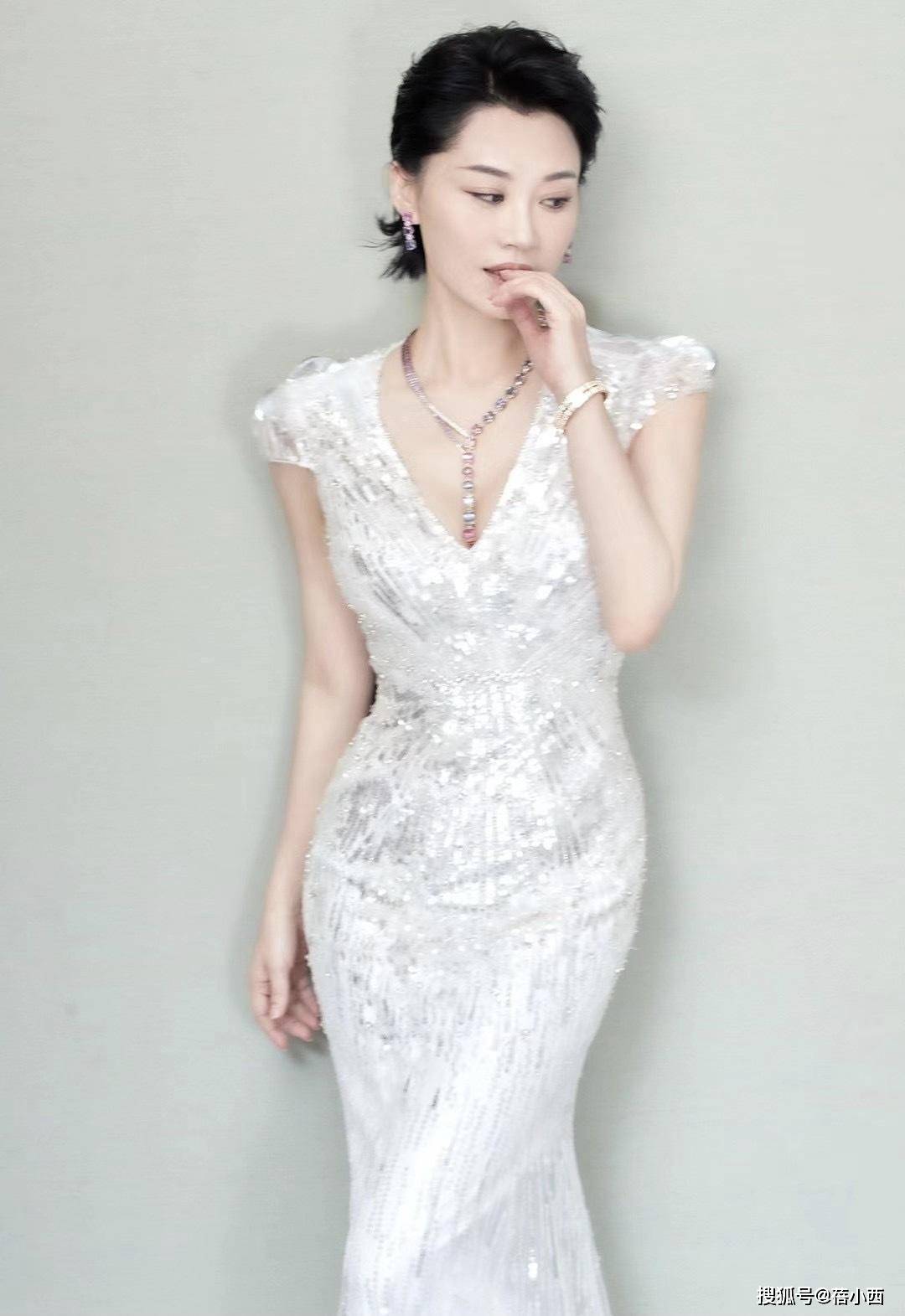 亮点|许晴完全没有中年人的影子，年过半百穿白T恤配背带裤，像个少女